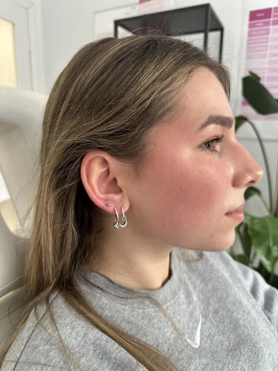 Eleganckie kolczyki medyczne po przekłuciu